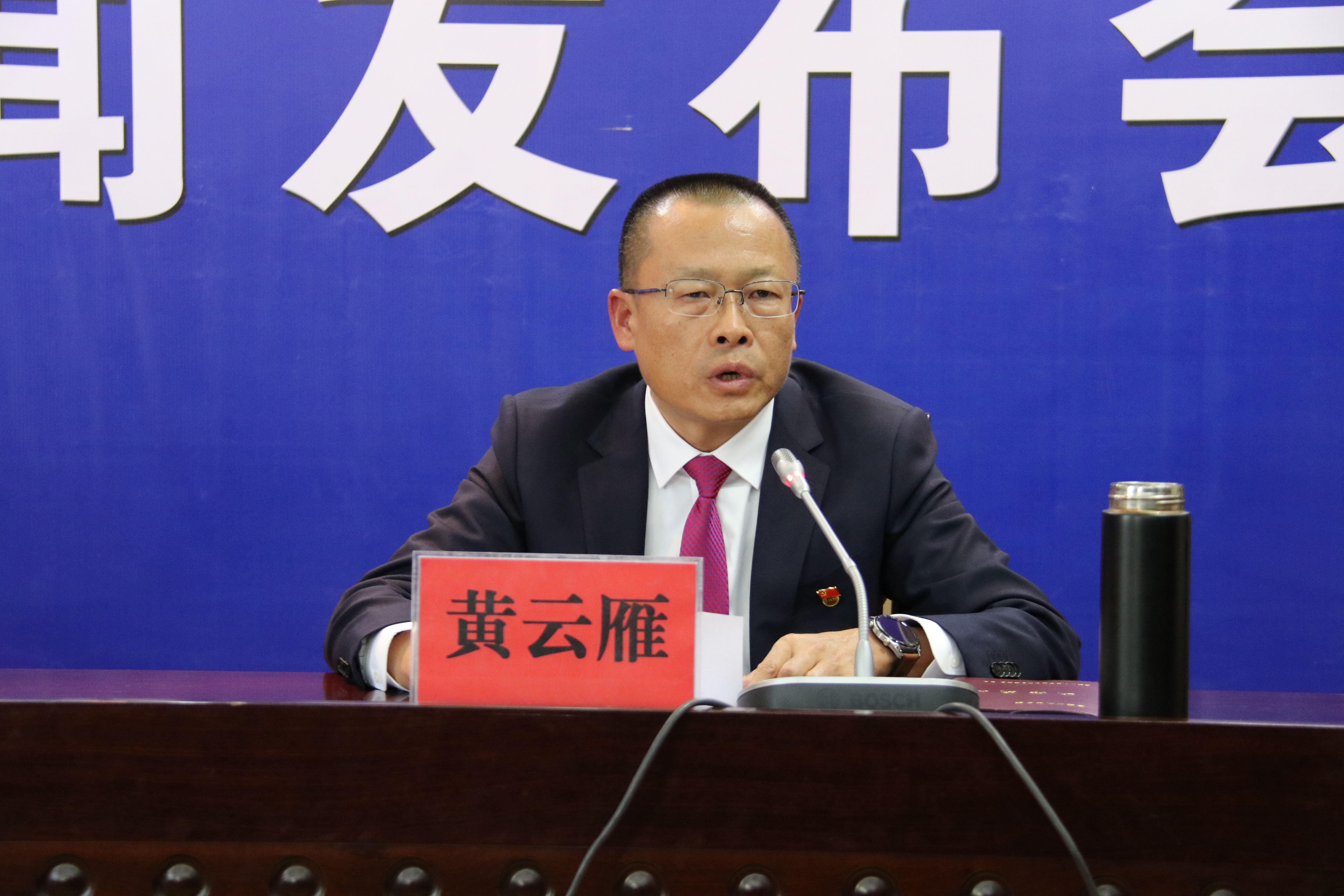 楚雄州人力资源和社会保障局党组书记,局长黄云雁现场回答记者提问
